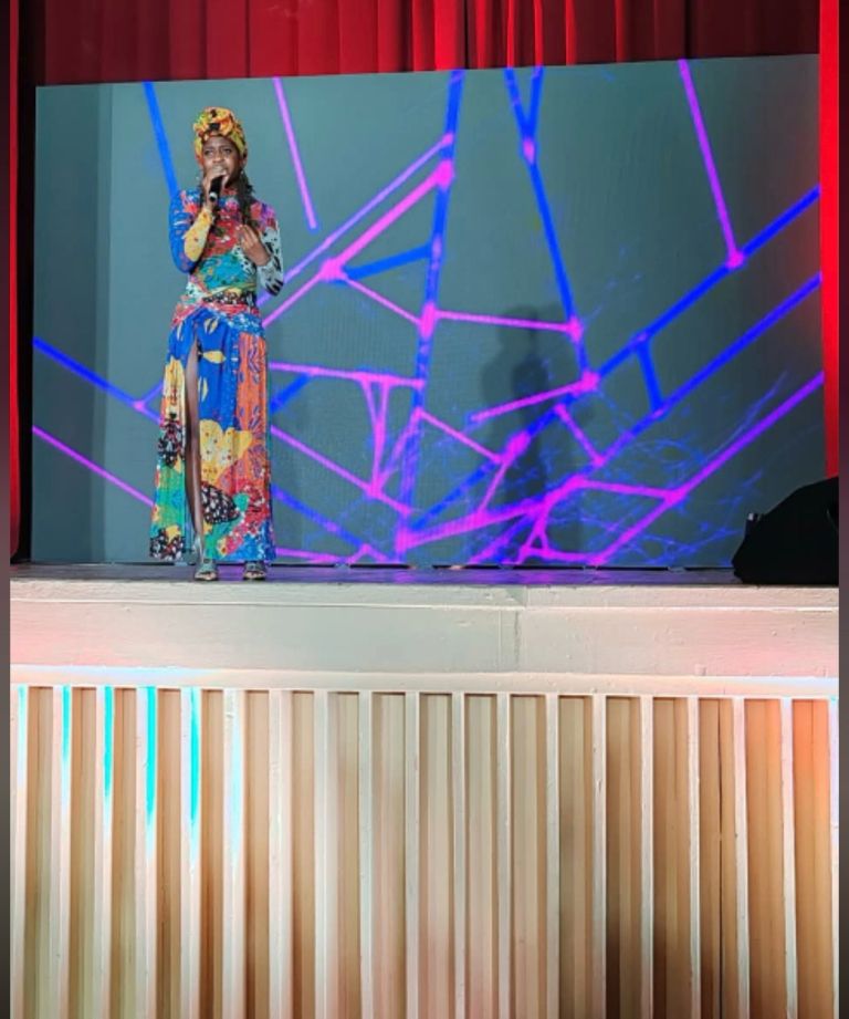 V bolgarski Varni se je Malaika na festivalu Golden Sparkles predstavila tudi z avtorsko skladbo Na