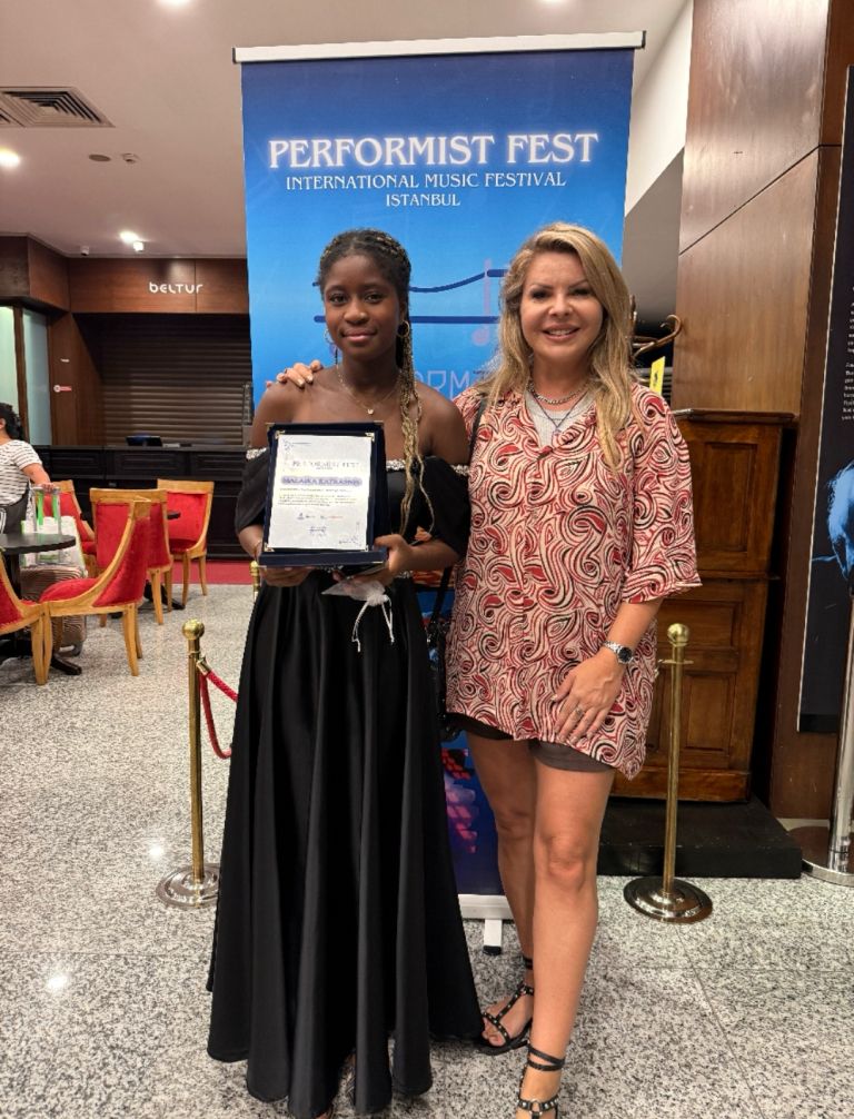 Na festivalu Performist Fest v Istanbulu je Malaiko spremljala tudi njena mentorica Neisha, ki z mla