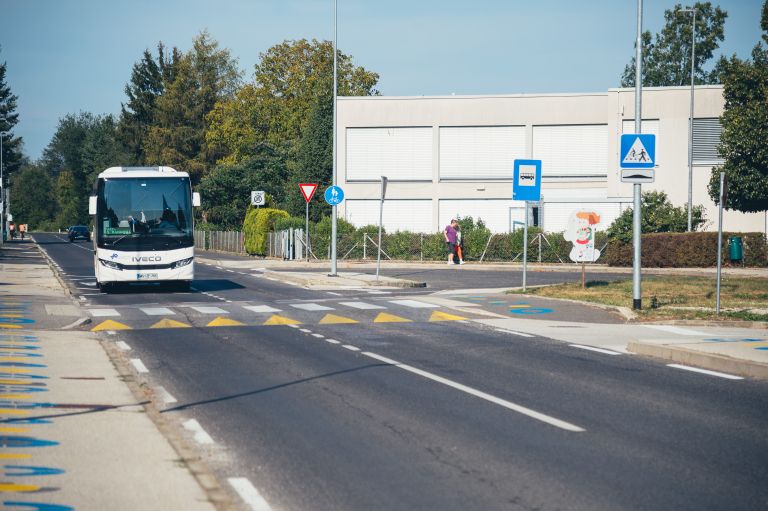 simbolična, avtobusna-postaja-apače