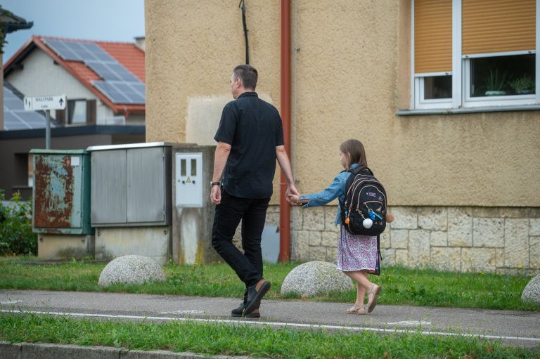 prvi-šolski-dan, prvošolci, otroci, šolarji, šola, učenci, osnovnošolci, prihod