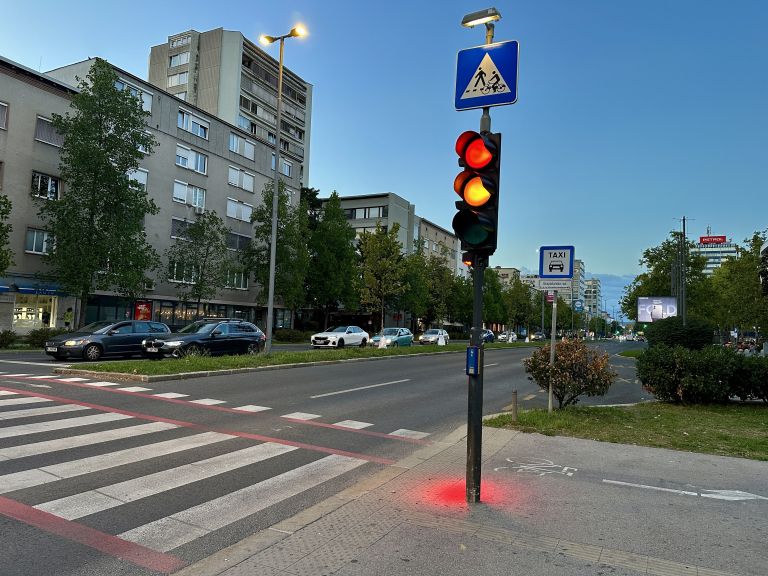 talni-semafor, pesec, luc, promet, prehod