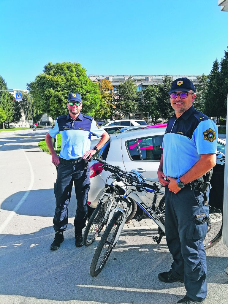 policisti na terenu_092702.jpg