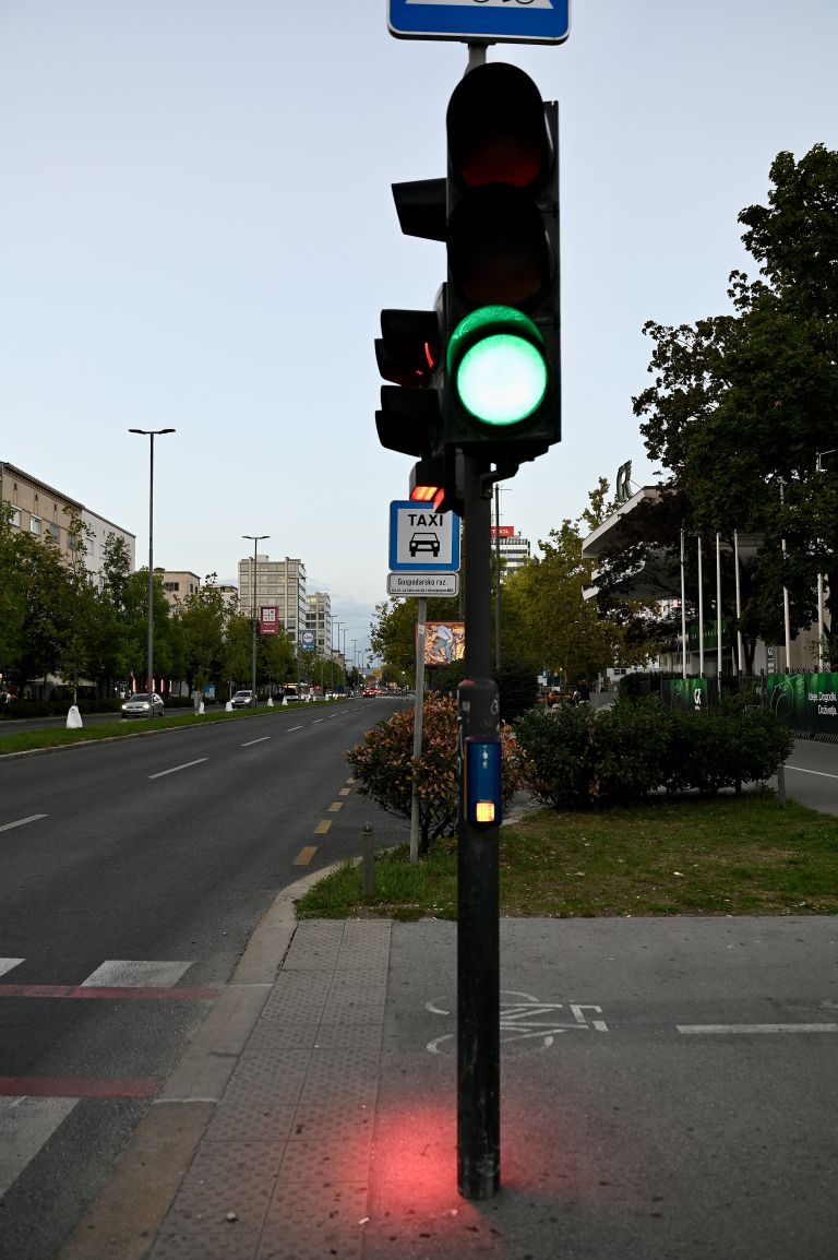 talni-semafor, pesec, luc, promet, prehod