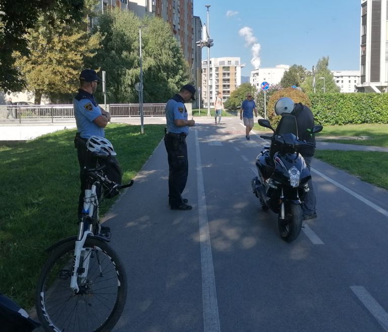 policisti-na-terenu_093541.jpg