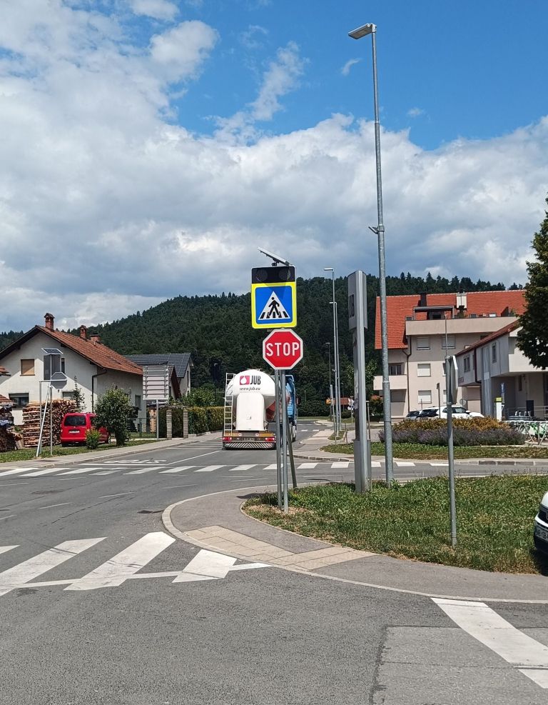 Sistem COPS@zebra LITE je postavljen tudi v občini Dol pri Ljubljani, kjer postavljen na pomembnem in hkrati zelo prometnem križišču.jpg