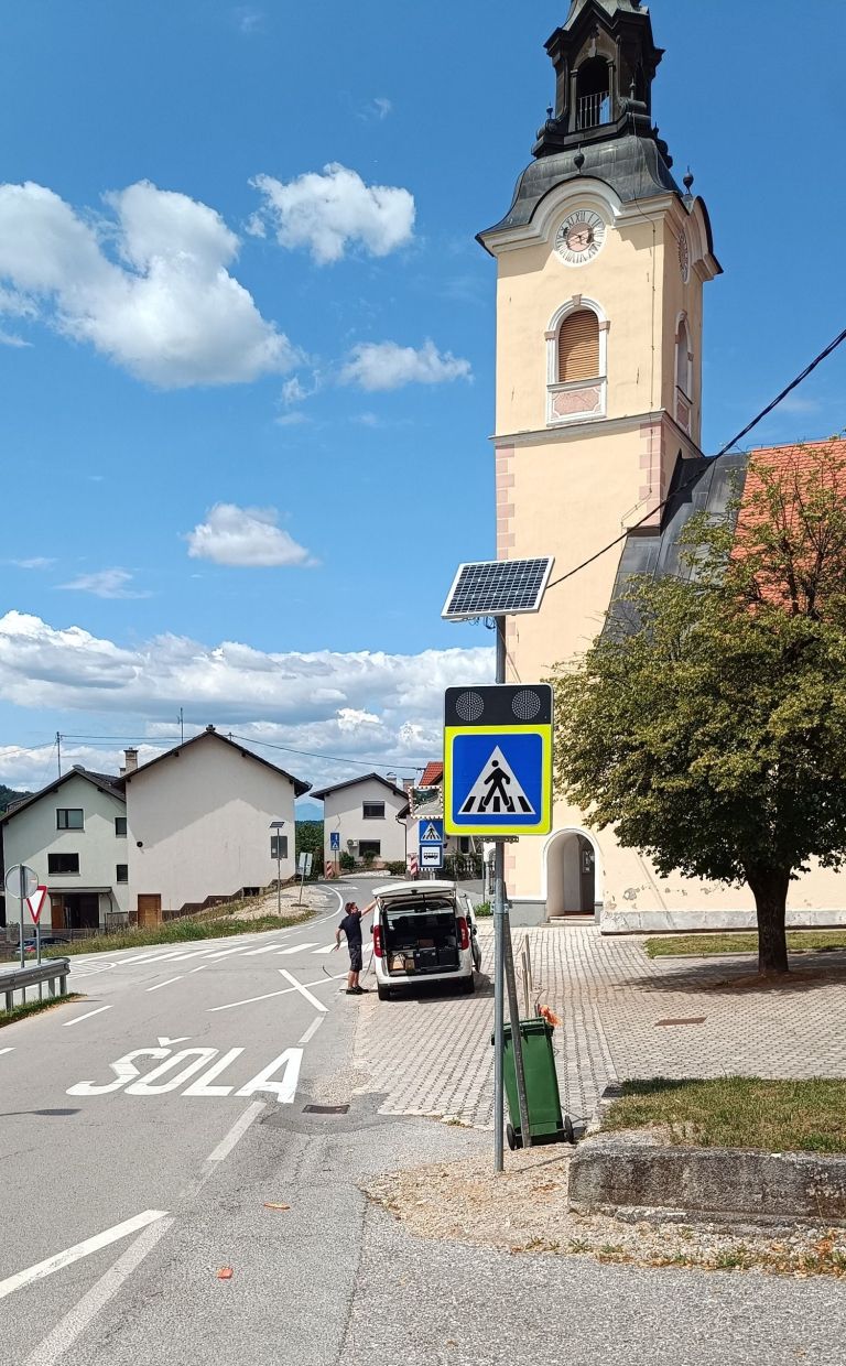 V Občini Grosuplje je sistem postavljen na prehodu za pešce v naselju Št. Jurij.jpg