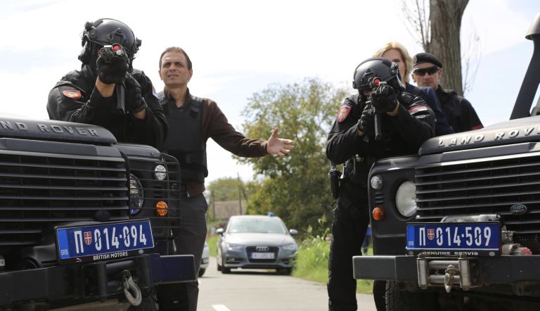 V Tunelu se policijska pogajanja začnejo tam, kjer se običajne rešitve končajo in lahko že ena napač