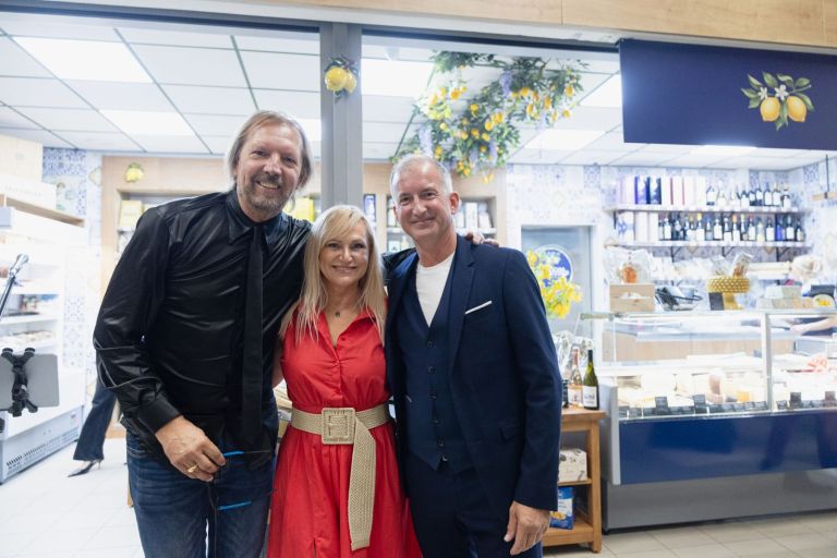 Otvoritve so se udeležili Gianni Rijavec, Nuša Derenda in Anton Habjan, ki je na otvoritvi tudi zapel. Foto Darja Štravs Tisu.jpeg