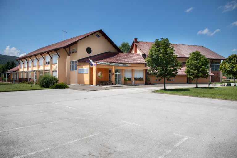 knjiznica-dvor