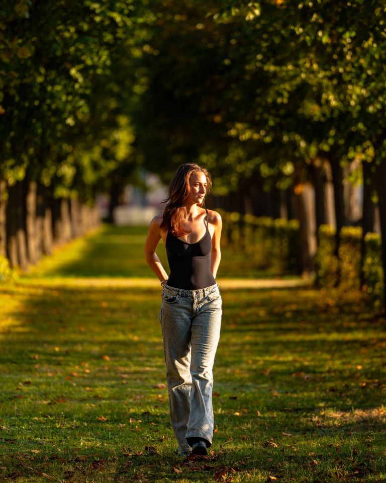 ženska na sprehodu