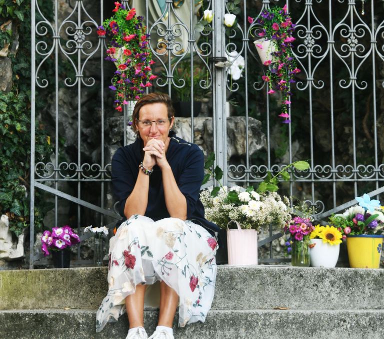 Anja Klančar ob Marijinem svetišču