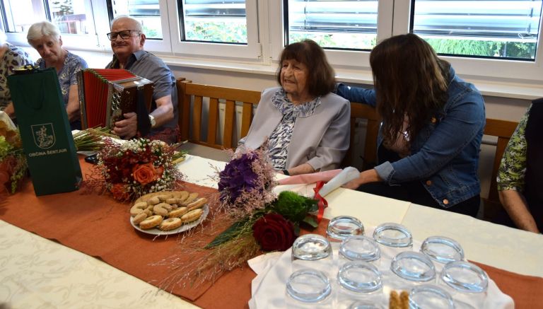 rojstni-dan, 100let, dom-starejsih-sentjur, upokojenci
