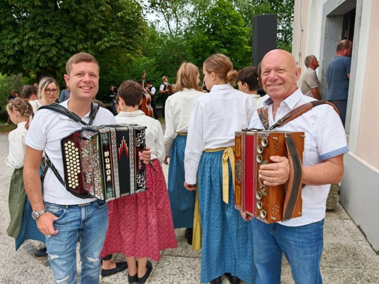 Matija in Martin Marinč sta člana Prifarskih muzikantov