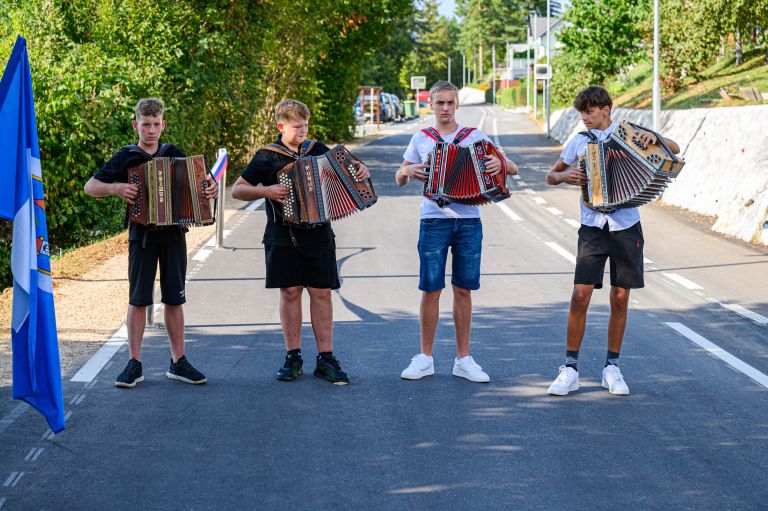 slovesno-odprtje-prenovljene-ceste-na-krisko-polzevski-planoti