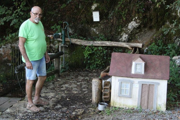 Marjan Hren ob maketi Tičkovega mlina na sotočju treh studencev