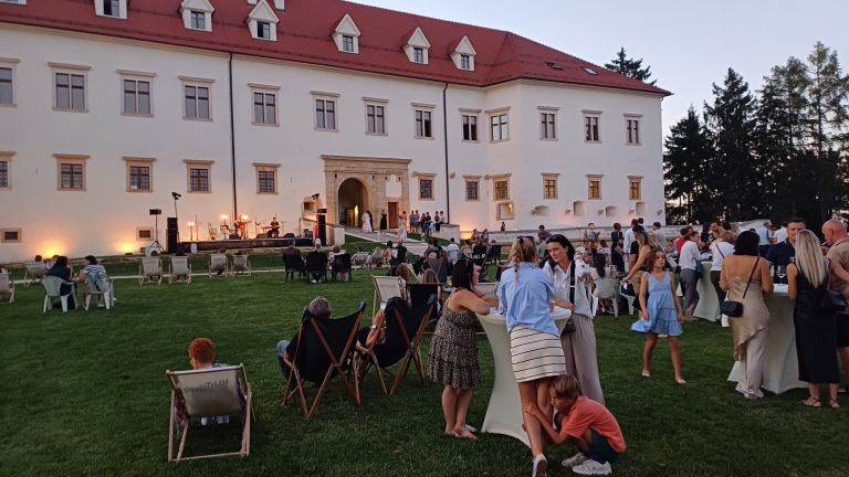 grad negova, penina fejst