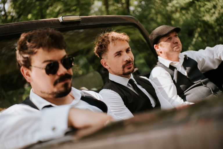 Sodelovanje z Modrijani je Žanovi pesmi dodalo večglasno petje in prepoznaven domači zvok, ki se nepričakovano dobro ujame z bolj vročimi ritmi.