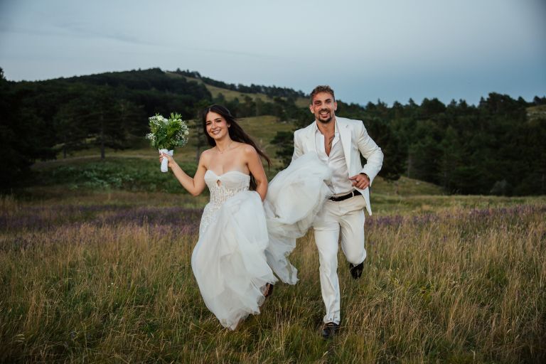 Žan Serčič je v videospotu ob filmski nevesti stopil v vlogo ženina, ki mora na poti do svoje izbranke prestati tudi tradicionalno šrango.
