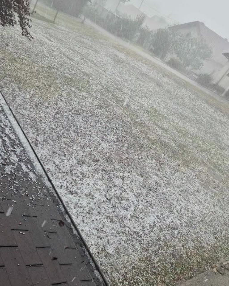 Metliko je danes pobelila toča