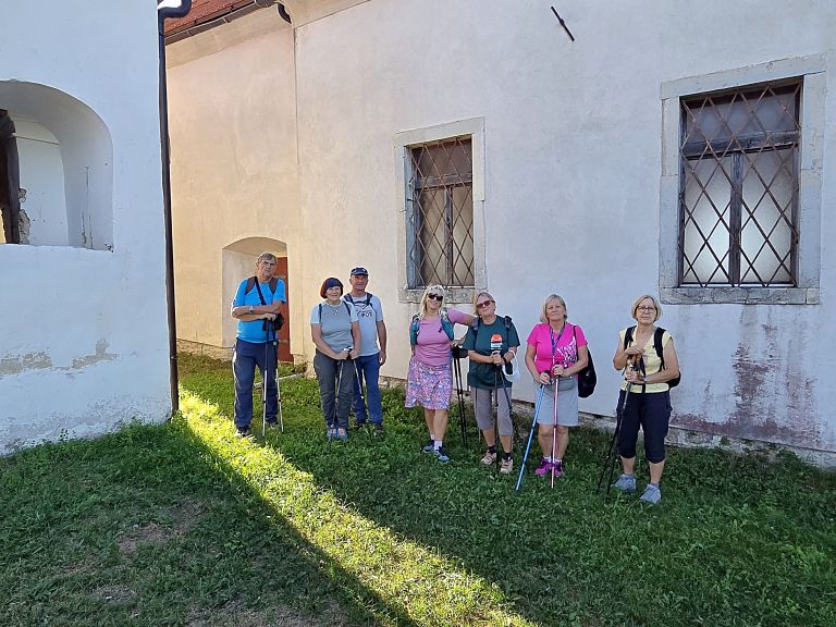 topliski-upokojenci-po-arheoloski-poti-na-vinji-vrh