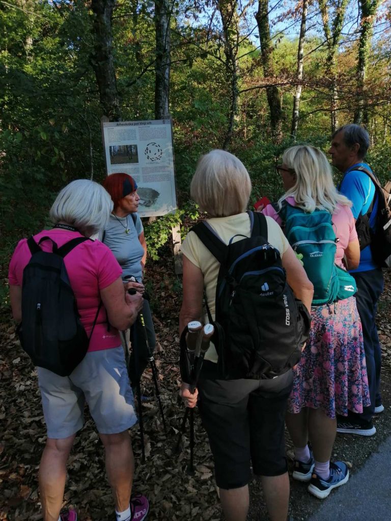 topliski-upokojenci-po-arheoloski-poti-na-vinji-vrh