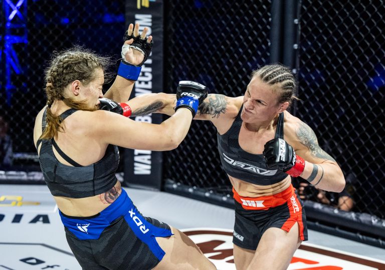 Maja Drnovšek Povšnar med borbo v MMA-kletki