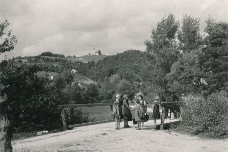 KAMRA_Album_pmc_Martini_93_miklavški_šolarke.jpg