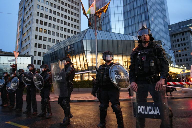 protest izrael veleposlanistvo policija plaza.jpg