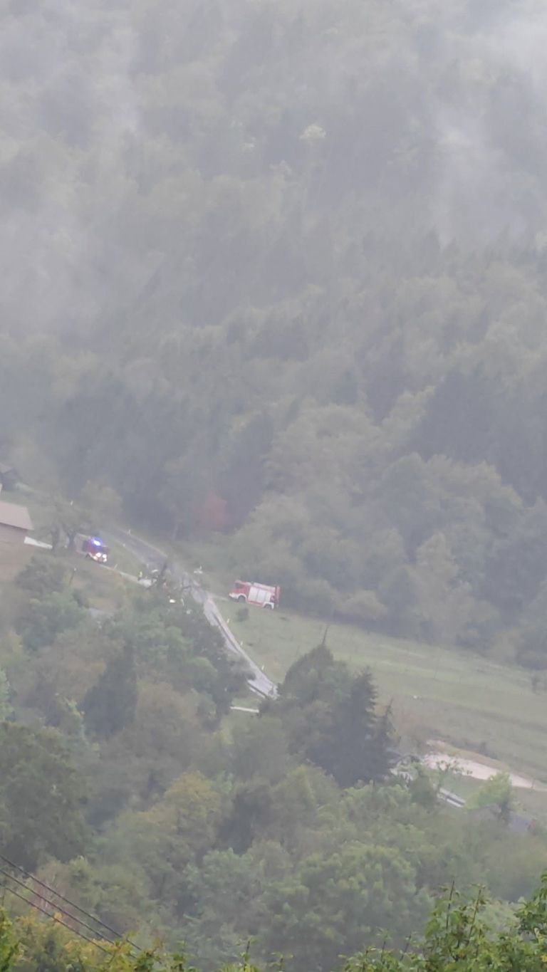 Pri naselju Občice je osebno vozilo zapeljalo s ceste