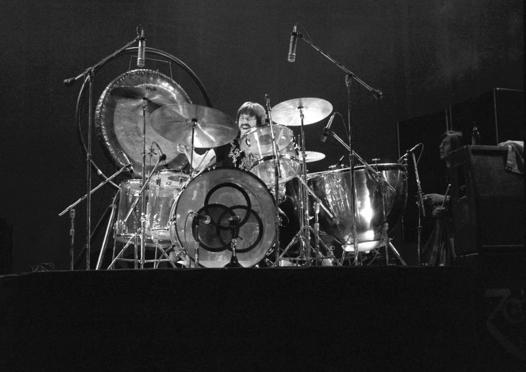 Za bobni je John Bonham zvenel skoraj neustavljivo. Njegova posebnost ni bila le silovitost udarca,