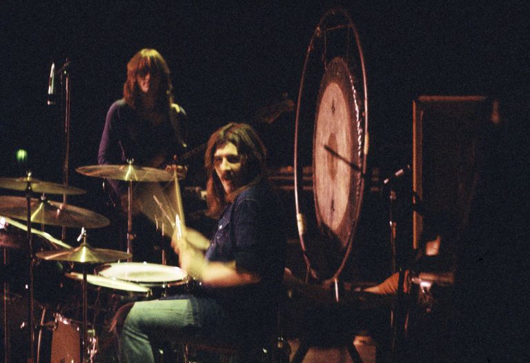 John Bonham za bobni, v ozadju John Paul Jones. Prav njuna naveza je Led Zeppelin dajala trdno ritmi