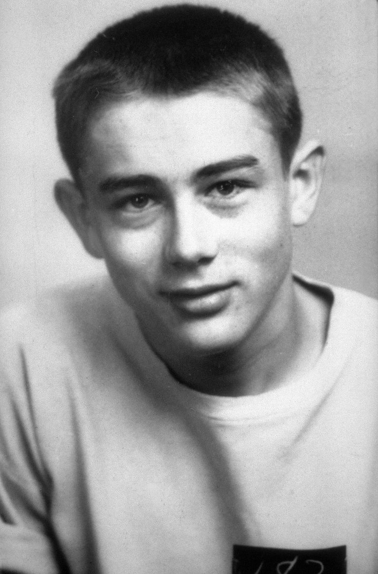 James Dean pri štirinajstih letih, leta 1945. Po materini smrti je od devetega leta odraščal pri str