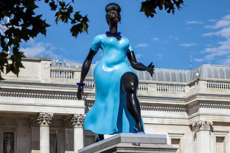 dama-v-modrem, trafalgar-square, tschabalale-self