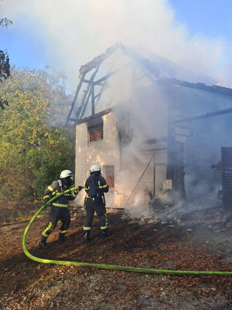 na-sremicu-je-gorel-traktor, pozar-se-je-razsiril-na-objekt