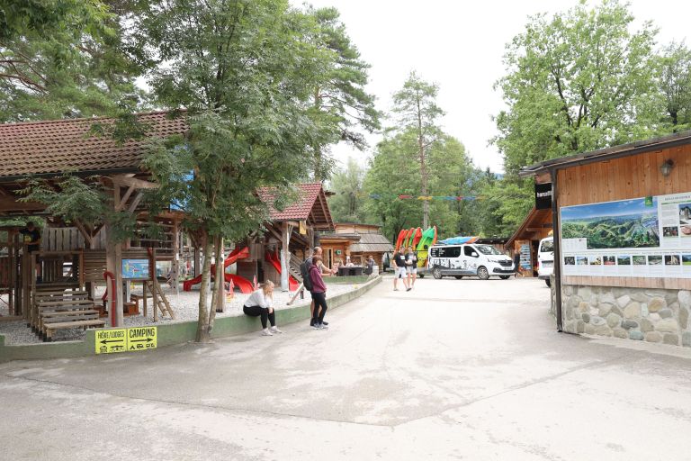 kamp menina.jpg