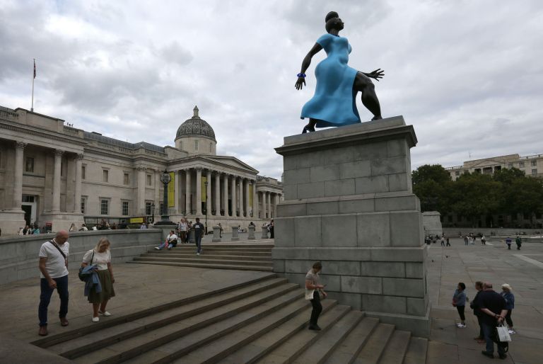 dama-v-modrem, trafalgar-square, tschabalale-self