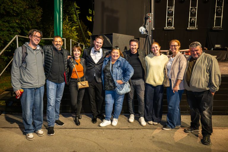Gregorja so na koncert prišli podpret tudi igralski kolegi iz komedije Zadnja večerja, z njimi pa še nekateri bližnji družinski člani glavnih igralcev. Naslednja predstava bo že 17. septembra ob 20. uri v Notranjih Goricah.