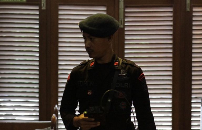 policija indonezija.jpg