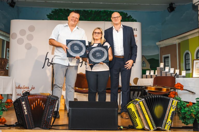 DOBITNIKA ČASTNIH PRIZNANJ ROBERT GOLIČNIK in PRESTAVNICA OŠ LJUBEČNE.JPG