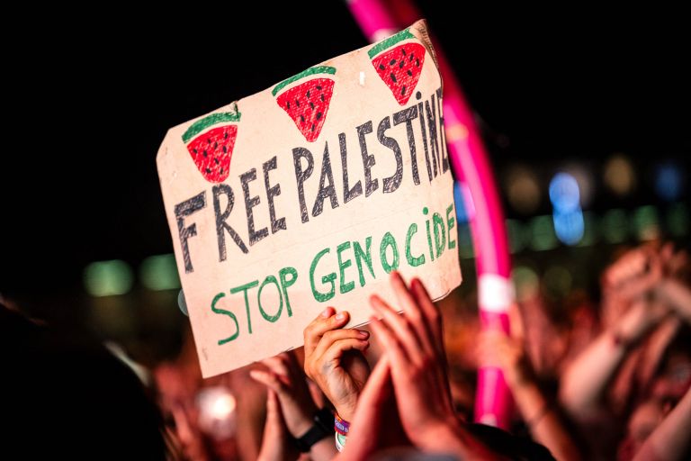»Free Palestine« – dve besedi, ki sta znova odprli vprašanje, kje se konča politično stališče in začne pritisk na umetnike.