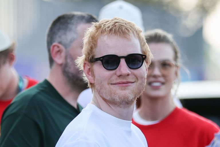 Ed Sheeran se je po pritisku več prizorišč znašel pred neprijetno odločitvijo: nadaljevati z napovedanim gostom ali zaščititi svojo veliko ameriško turnejo.