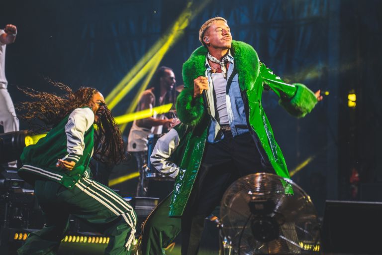 Macklemore na odru ni ostal le pri glasbi: spregovoril je o trpljenju civilistov v Gazi ter poudaril, da kritika izraelske politike zanj ni kritika Judov.
