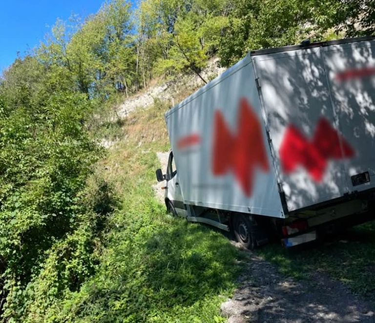 dostavno vozilo, kolovoz, tirolska.jpg