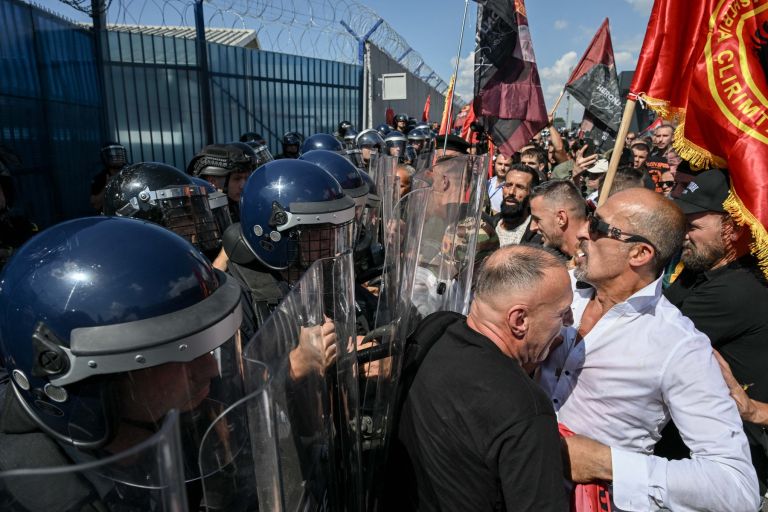 hashim-thaci, protest