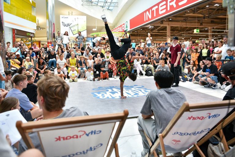Eden od utrinkov z dogodka Breaking Point v Cityparku - breakdance plesalec v akciji.
