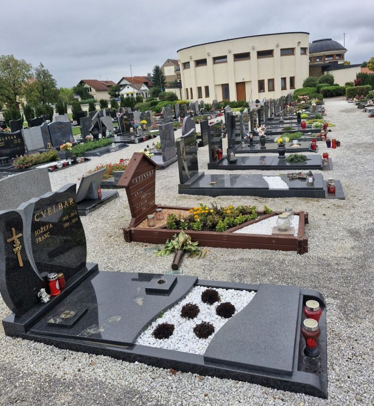 pokopališče šentjernej vandali september 2026.jpg