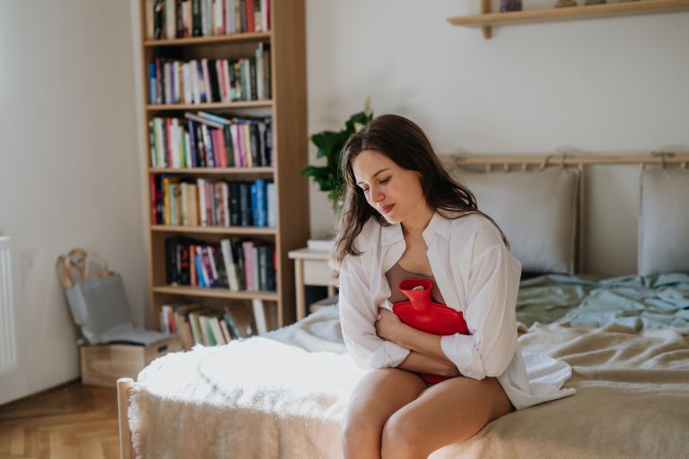 Ženska z menstrualnimi bolečinami