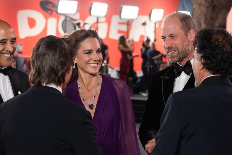 Princ William in princesa Kate sta se pred projekcijo srečala z režiserjem Alejandrom G. Iñárritujem in glavnim zvezdnikom večera Tomom Cruisom.