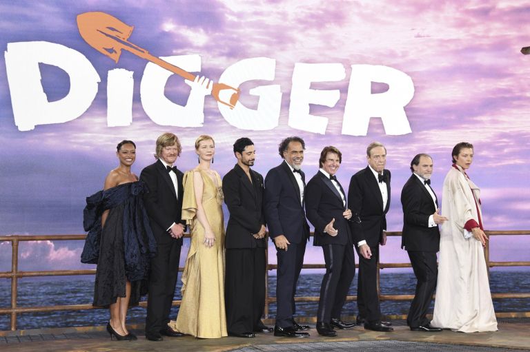 Sophie Wilde, Jesse Plemons, Sandra Hüller, Riz Ahmed, režiser Alejandro G. Iñárritu, Tom Cruise, John Goodman, Michael Stuhlbarg in Emma D’Arcy so se zbrali za skupinsko fotografijo na svetovni premieri Diggerja.