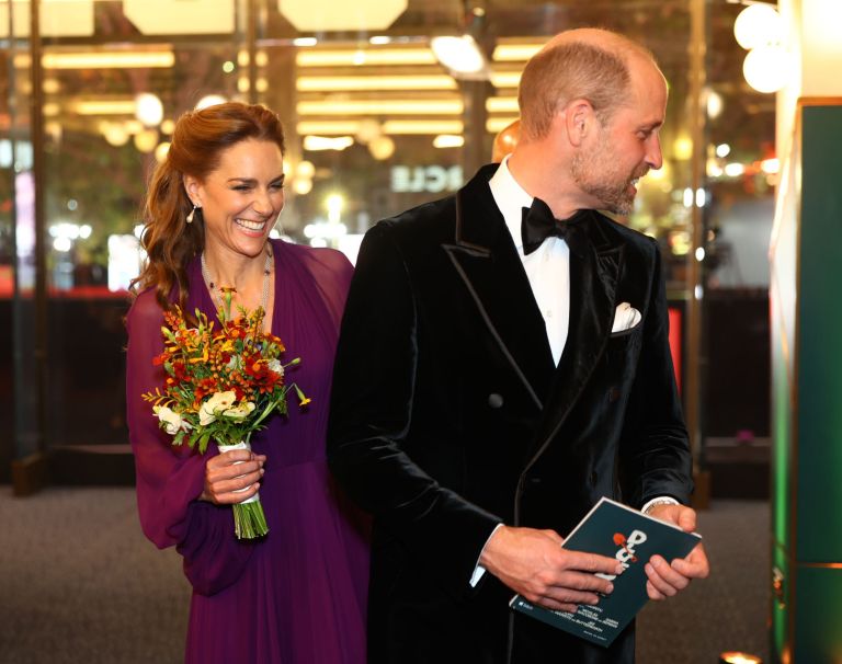 Princesa Kate je s šopkom v roki žarela od dobre volje, princ William pa je očitno poskrbel še za nekaj dodatnih razlogov za smeh.